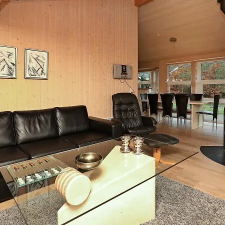 Hébergement de vacances Three-bedroom Holiday In 6